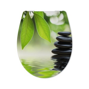 WC-Sitz mit Wellness-Motiv: Steine, Wasser, Blätter für entspanntes Ambiente im Bad.