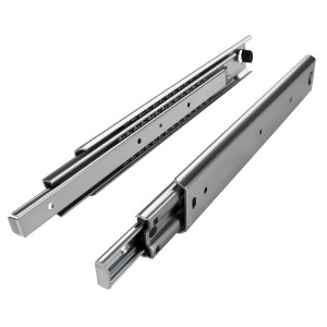 SOTECH Vollauszug 950 mm aus hochglanzverzinktem Metall. Zwei Schubkastenauszüge, einer geöffnet mit Kugelkäfig.