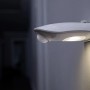 Silberne Osram LED-Außenleuchte mit Sensor, an Wand montiert. Nachtlicht für den Außenbereich.