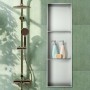 Moderne, silberne Dalsys Wandnische aus Edelstahl 30x100x12cm im Badezimmer mit Dusche.