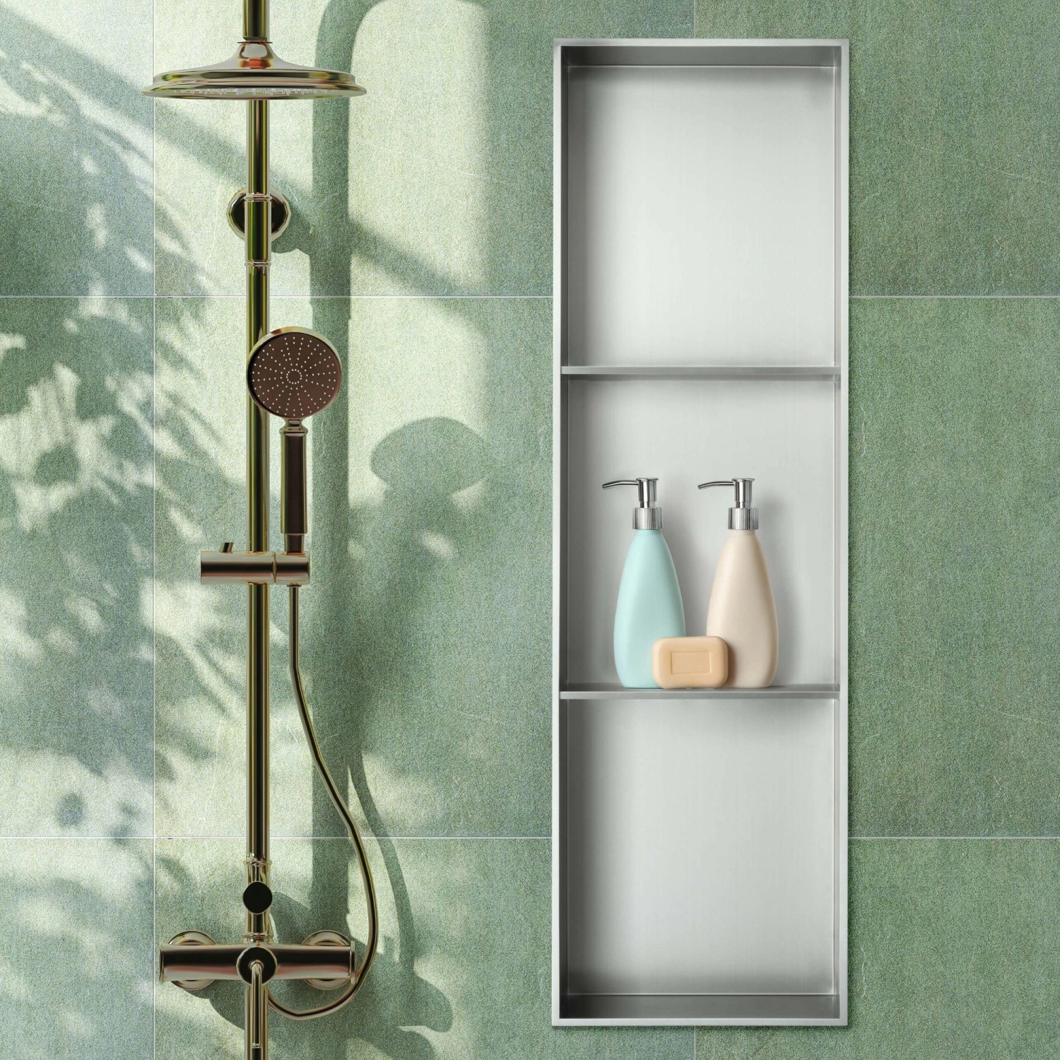 Moderne, silberne Dalsys Wandnische aus Edelstahl 30x100x12cm im Badezimmer mit Dusche.