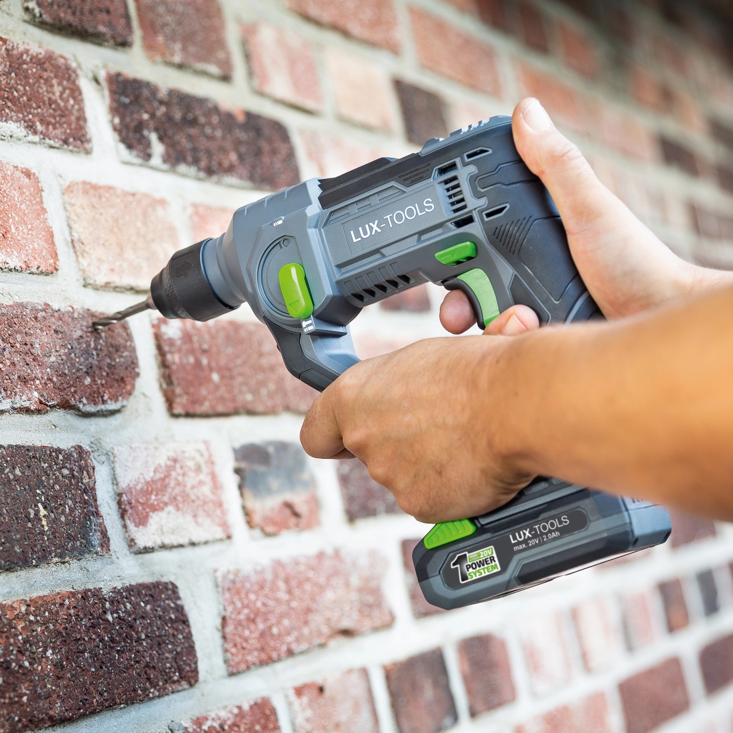 LUX Akku-Bohrhammer A-BH-20 beim Bohren in eine Ziegelwand.