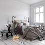 Schwarzer Fischer & Honsel LED-Wandspot Sten, flexible Leselampe neben Bett im Schlafzimmer.