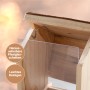 Nahaufnahme eines braunen CULT at home Vogel Futterhauses aus Holz mit herausnehmbaren Kunststoffscheiben für einfache Reinigung.