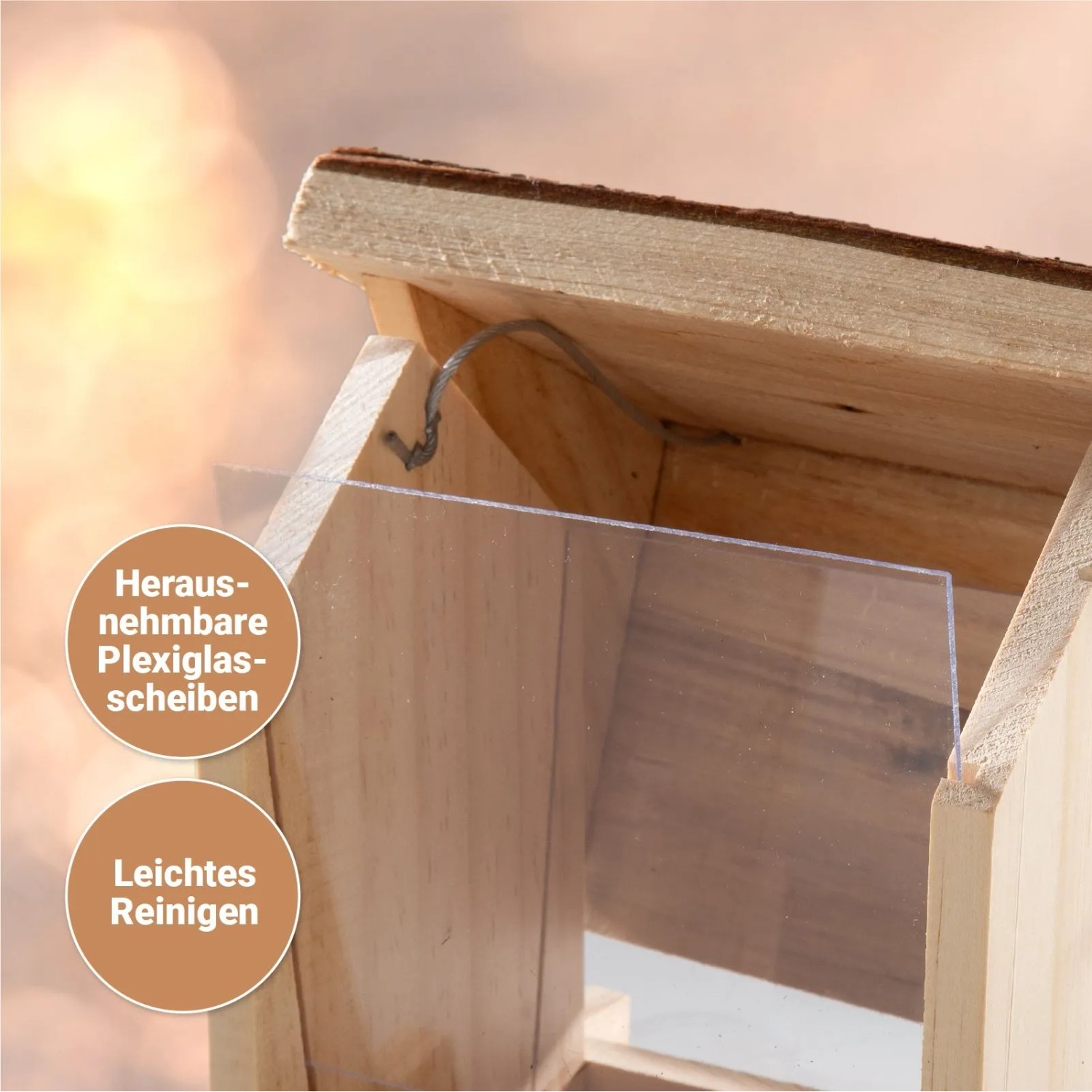 Nahaufnahme eines braunen CULT at home Vogel Futterhauses aus Holz mit herausnehmbaren Kunststoffscheiben für einfache Reinigung.