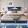 Graues Polsterbett 160x200 mit LED, USB und Stauraum im Kopfteil (ohne Matratze).