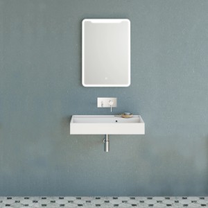 Kristall-Form LED-Lichtspiegel Sorrent, 50x70 cm, mit Waschbecken im Badezimmer.