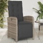 Verstellbarer Gartensessel mit Fußteil, grauem Polyrattan und dunklen Kissen.