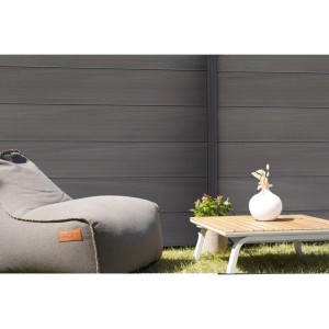 GartenLand WPC Zaun Ameland, amethystgrau, als Sichtschutz im Garten mit Sitzsack und Tisch.