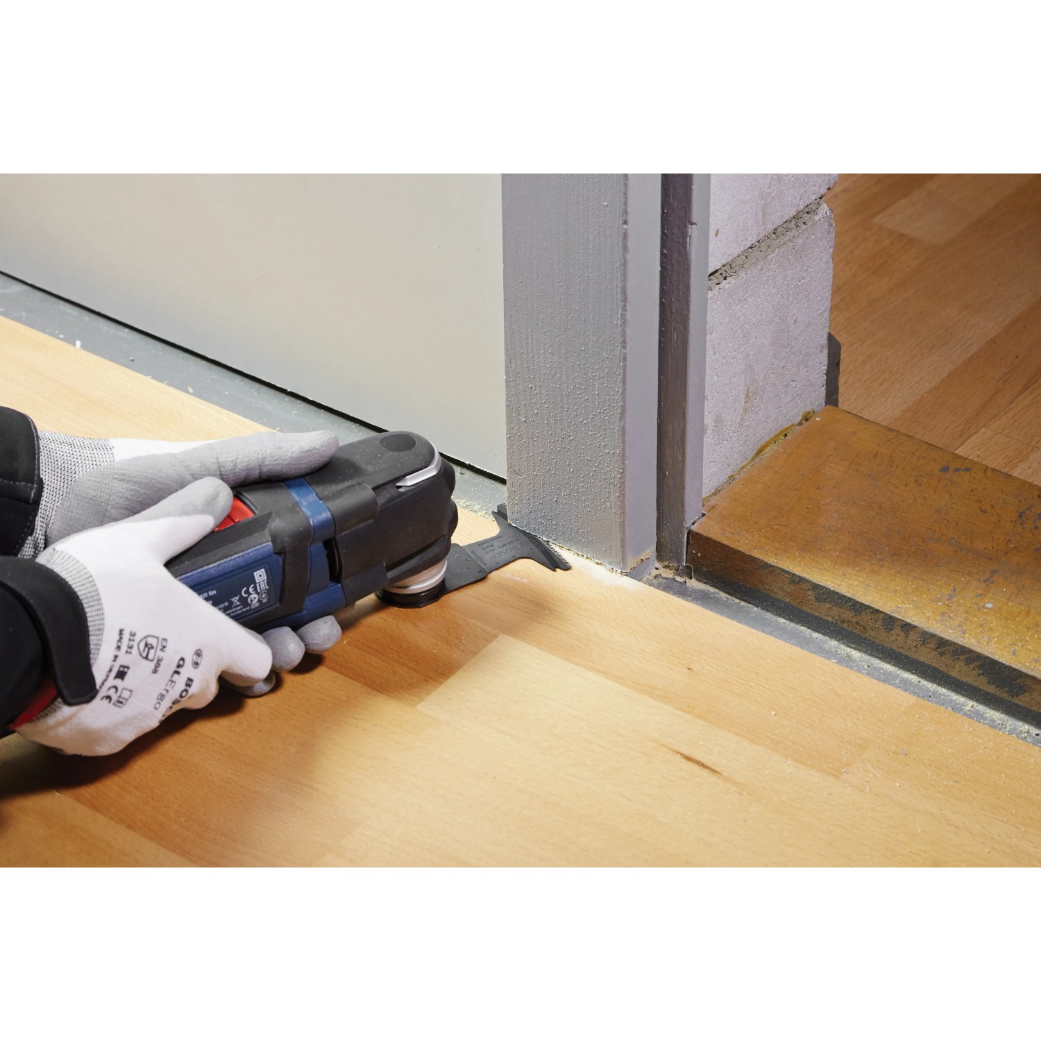 Bosch Starlock Best of Cutting Set, 5-teilig im Einsatz zum Schneiden von Holz mit Multifunktionswerkzeug.
