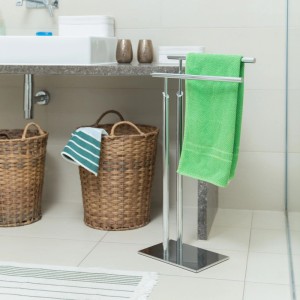Relaxdays Handtuchständer Metall Silberfarben mit 2 Armen 78 cm x 46 cm x 20 cm 2,8 kg