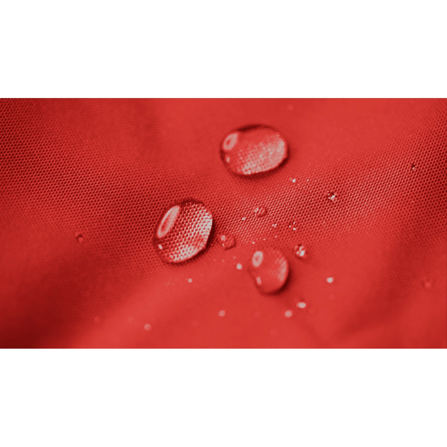 Detailaufnahme: Wasserabweisender, roter Bezug des Sitting Point Sessel Twist mit Wassertropfen.