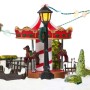 Weihnachtsdorf Szene mit beleuchteter Laterne, rotem Karussell und Schnee. Festliche Kunststoff-Dekoration.