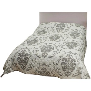 Bestlivings Tagesdecke Floria mit grauem Blumenmuster auf einem Bett.