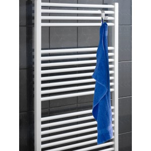 2er Set Wenko Haken für Handtuchheizkörper, Chrom, mit blauem Handtuch.