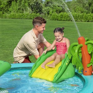 Bestway Wasserspielcenter Krokodil mit Rutsche und spielenden Kindern im Garten.