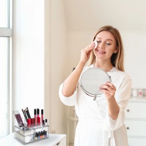Transparenter Make Up Organizer aus Kunststoff mit 3 Schubladen und Fächern, gefüllt mit Kosmetik. Für Bad & Schminktisch.