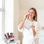 Transparenter Make Up Organizer aus Kunststoff mit 3 Schubladen und Fächern, gefüllt mit Kosmetik. Für Bad & Schminktisch.
