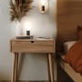 Ledvance Tischleuchte Decor Holz in Holzbraun-Schwarz auf Nachttisch mit Wandleuchte.