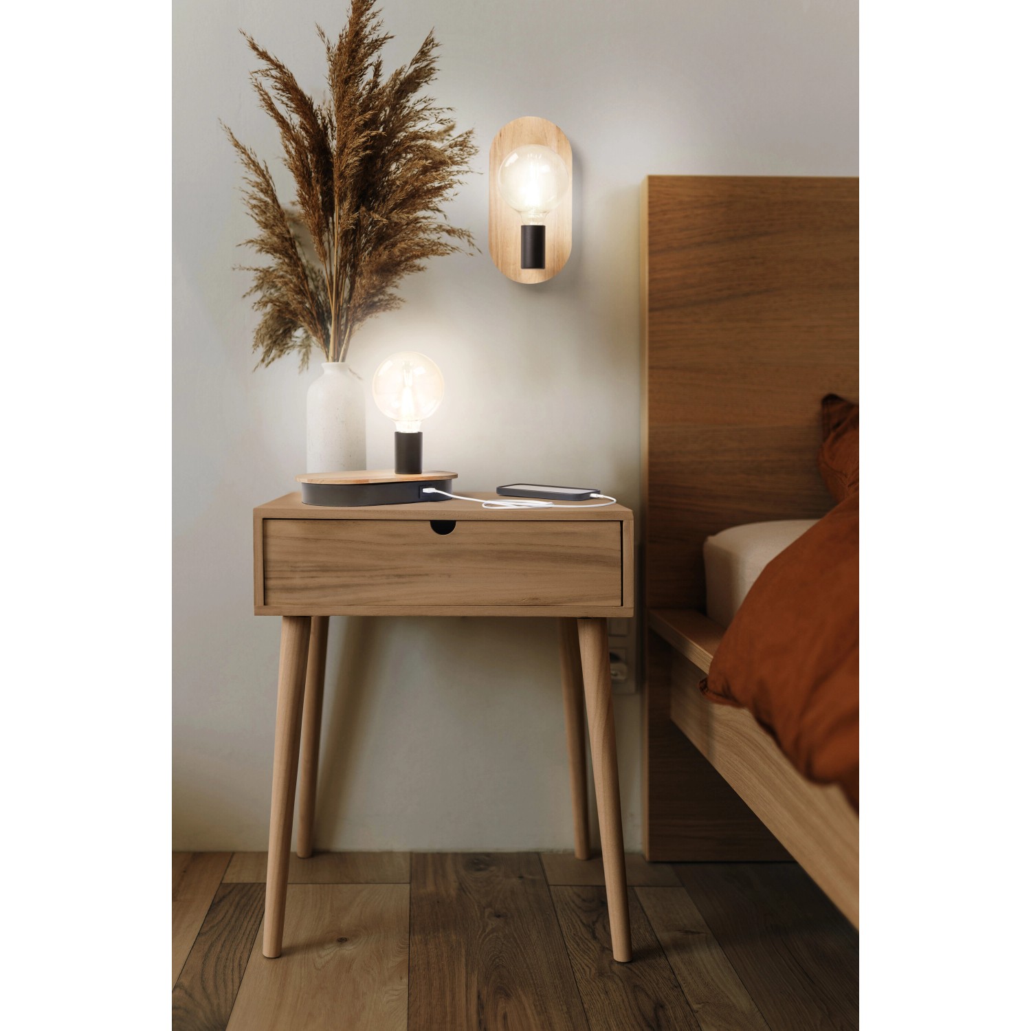 Ledvance Tischleuchte Decor Holz in Holzbraun-Schwarz auf Nachttisch mit Wandleuchte.