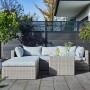 Lounge-Gartenmöbel: Sandfarbene Polyrattan Lounge-Sessel Olea mit hellgrauen Kissen auf Terrasse.