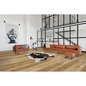 Verlegter Click-Vinylboden Griesheim Eiche im Wohnraum mit Ledersofa und Dekoration.
