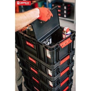 Schwarzer PROREGAL QBRICK Werkzeugkasten (52L) mit geöffnetem Deckel, gestapelt mit Werkzeug.