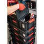 Schwarzer PROREGAL QBRICK Werkzeugkasten (52L) mit geöffnetem Deckel, gestapelt mit Werkzeug.