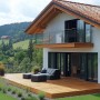 Haier Energiespeicher Gloria HPS-2.5-800 am Hausbalkon. All-in-One Speicher für Balkonkraftwerke.