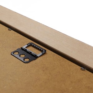 Rückseite des weißen Wandspiegels H780 aus Massivholz (60x80 cm) mit Aufhängung.