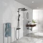 Schwarzes Schütte Überkopf-Brauseset Trento mit Thermostatarmatur im modernen Badezimmer.