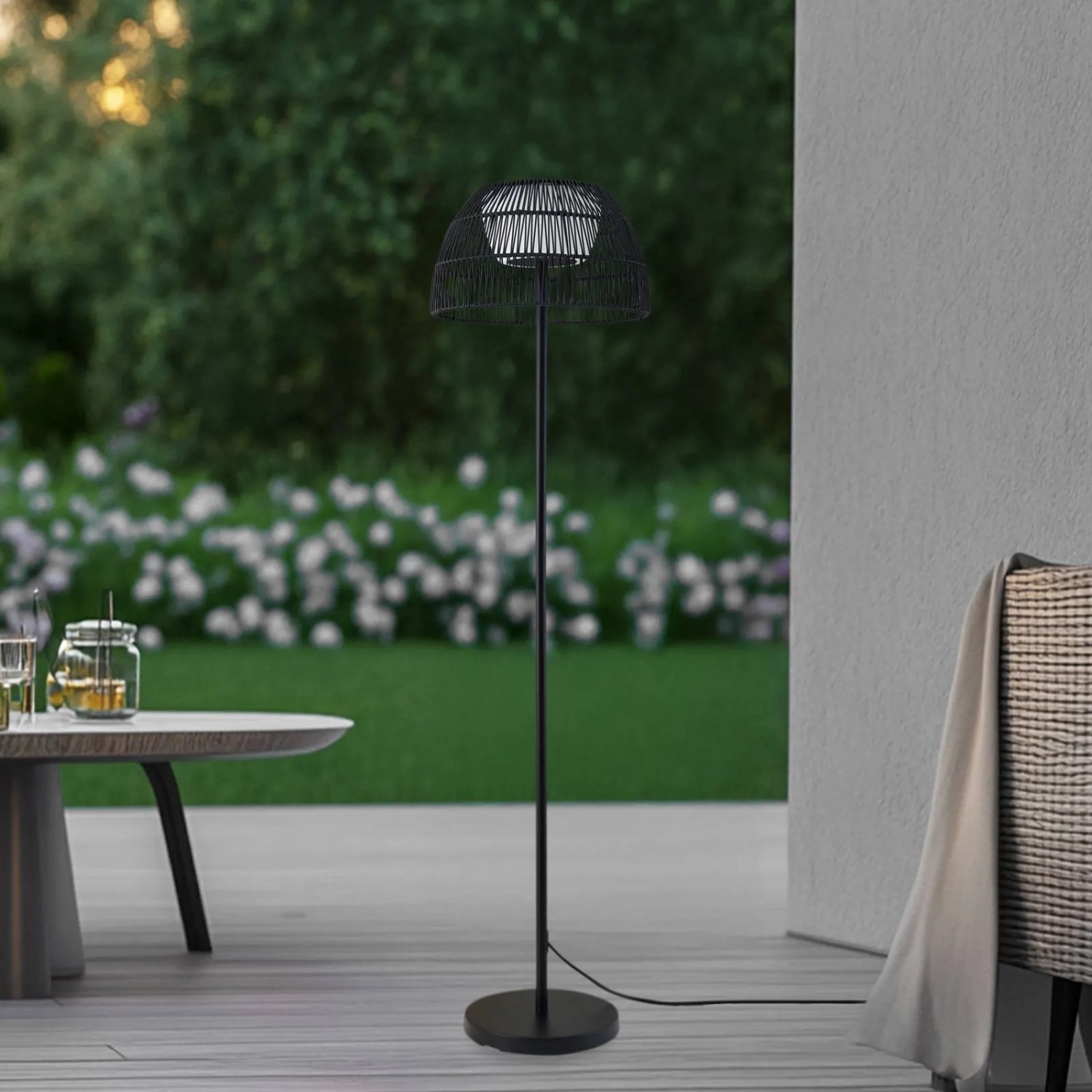 Schwarze Lucande LED Außenleuchte Heribio aus Metall, 153cm hoch, für Garten und Terrasse.