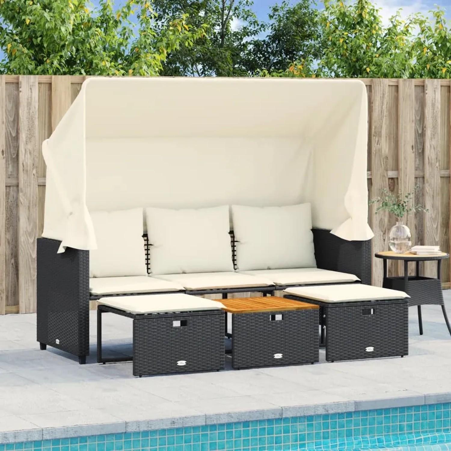 Schwarzes 3-Sitzer Outdoor-Sofa mit Dach, Hockern und Tisch aus Polyrattan. Lounge-Gartenmöbel Set.