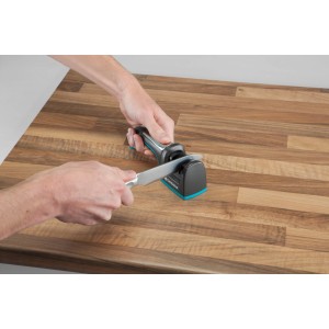 Gardena Schleifgerät zum Schärfen eines Messers auf einer Holzoberfläche.