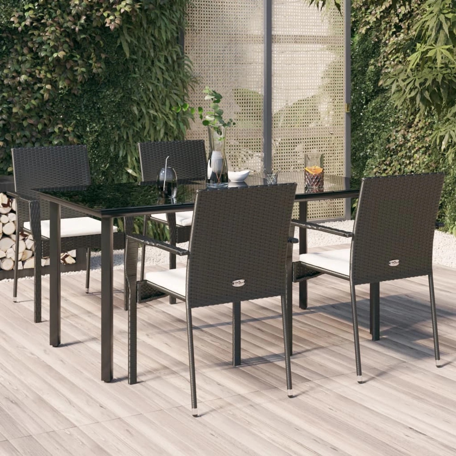 Schwarze 5-tlg. vidaXL Garten-Essgruppe aus Polyrattan mit Tisch und Stühlen mit cremefarbenen Kissen.