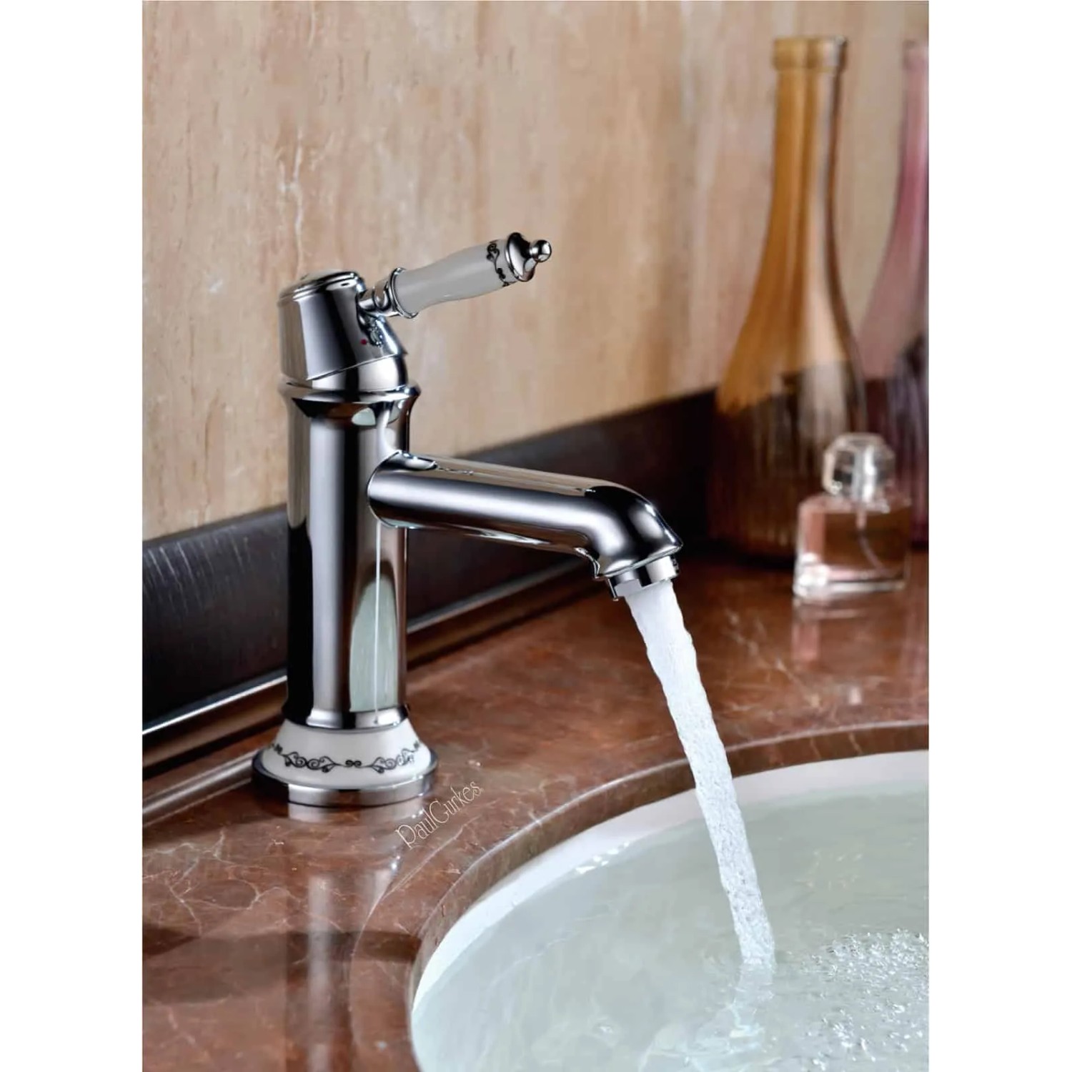 Glänzende PaulGurkes Nostalgie Waschtischarmatur mit Keramikgriff und fließendem Wasser.