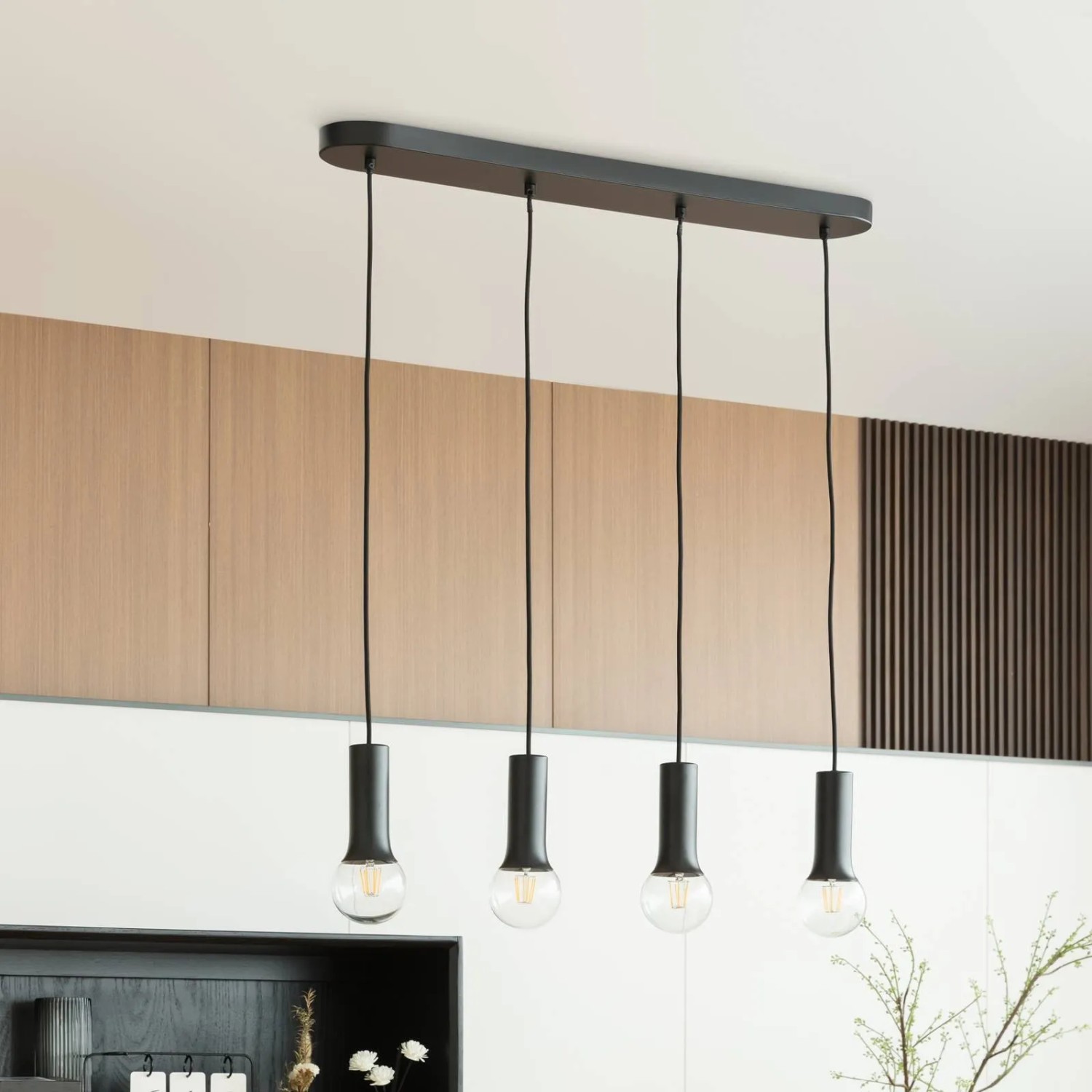 Moderne Lindby Pendelleuchte Fipas, 4-flammig, schwarz, für Wohnzimmer & Esszimmer.