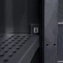 Detailaufnahme: Verstellbares Regal im schwarzen vidaXL Gartenschrank mit 3 Regalen.
