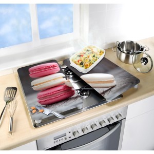 Wenko Herdabdeckplatten Universal Macarons 2er Set auf Herd mit Kochutensilien und Speisen.