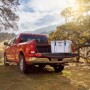 Lifetime Kühlbox Premium 73L auf Ladefläche rotes Auto, Campingbox mit Tragegriffen.