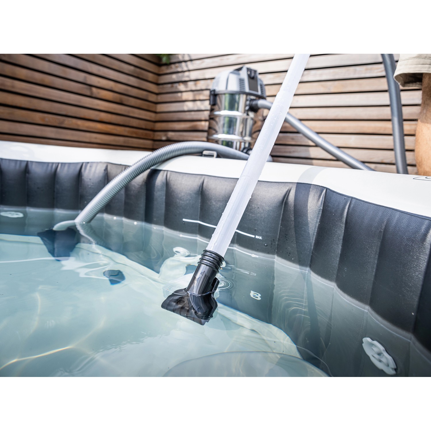 Teichschlammsauger 2.0 Edelstahl im Einsatz zur Teichreinigung. 1600W, 30 Liter.