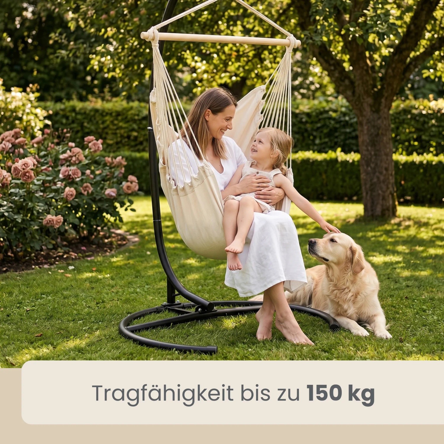 Frau und Kind entspannen im beigen Hängesessel auf schwarzem AMANKA Hängestuhlgestell im Garten. Belastbar bis 150 kg.