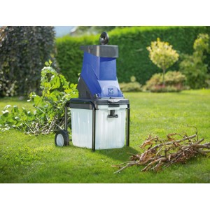 LUX Elektro-Messerhäcksler E-MH-2500/45 im Garten mit Ästen. Elektrohäcksler mit Auffangbox.