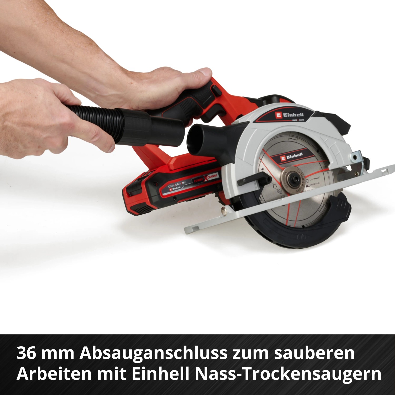 Einhell Akku-Handkreissäge TE-CS 18/165-1 Li Solo mit Staubabsaugung in Nutzung.