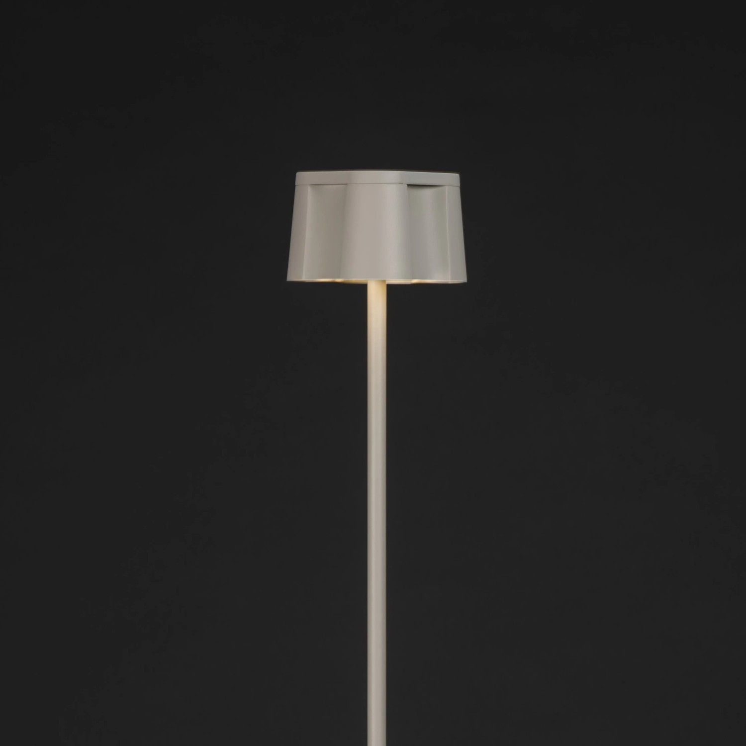 Weiße Konstsmide LED-Stehleuchte Nice, 120 cm hoch, für Innen- und Außenbereich.