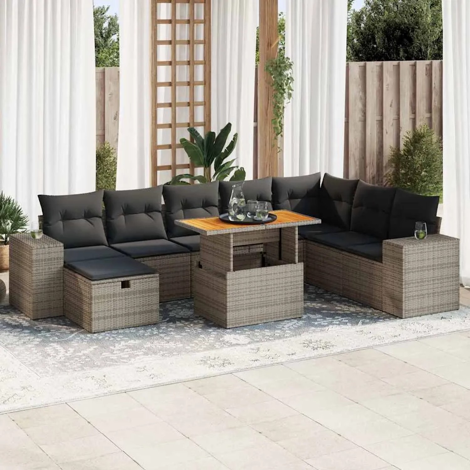 Graue 9-teilige Garten-Sofagarnitur aus Polyrattan mit Akazientisch und Kissen.