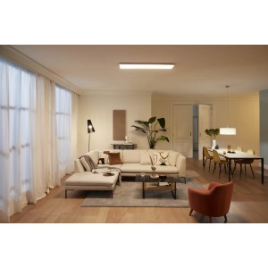 Rechteckige, weiße Philips LED-Deckenleuchte Touch SceneSwitch (36 W, 2700 K) in Wohnraum.