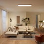 Rechteckige, weiße Philips LED-Deckenleuchte Touch SceneSwitch (36 W, 2700 K) in Wohnraum.