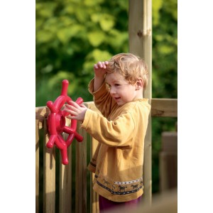 Farbiges Winnetoo Steuerrad für Spielgeräte, montiert an einem Holzzaun, mit spielendem Kind.