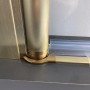 Detailaufnahme: Goldene Breuer Elana 2.0 Pendeltür für Nische mit Klarglas.